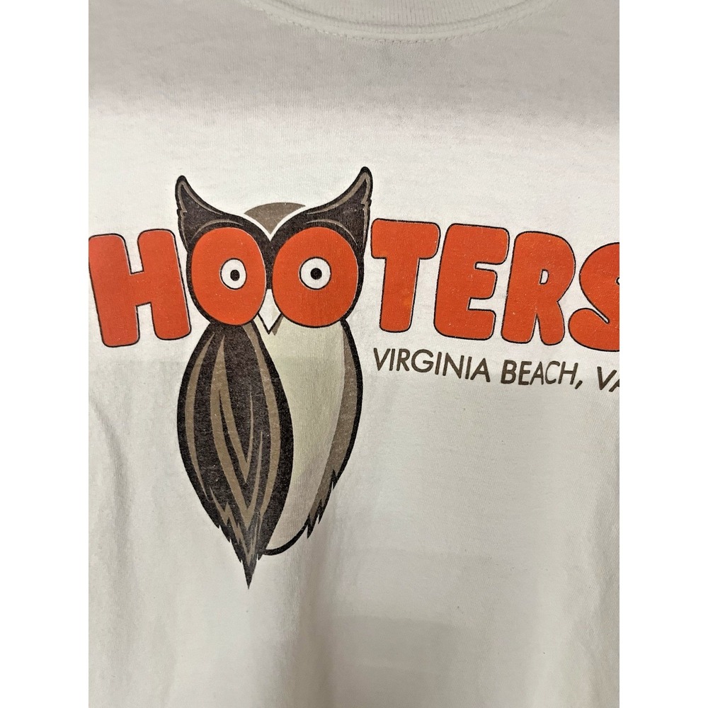 Hooters Virginia Beach VA Graphic T-Shirt White Gildan Medium - Picture 3 of 9